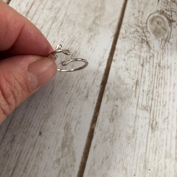 925 Sterling Silver LEAVES Adjustable Ring Minimalist - Picture 5 of 9